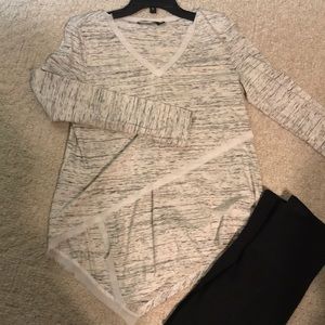 Asymmetrical hem, black/cream top